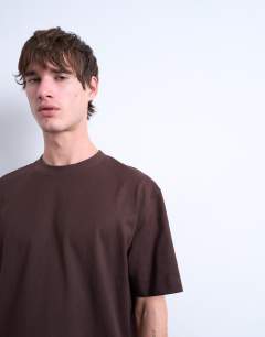 Model wearing Relaxed fit t-shirt in chocolate 