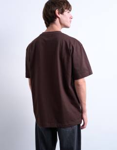 Model wearing Relaxed fit t-shirt in chocolate 