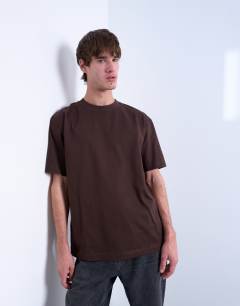 Model wearing Relaxed fit t-shirt in chocolate 