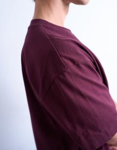 Model wearing Relaxed fit t-shirt in dark burgundy
