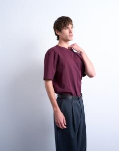 Model wearing Relaxed fit t-shirt in dark burgundy