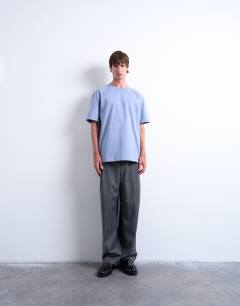 Model wearing Relaxed fit t-shirt in mid blue