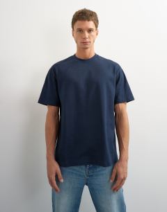 Model wearing Relaxed fit t-shirt in navy