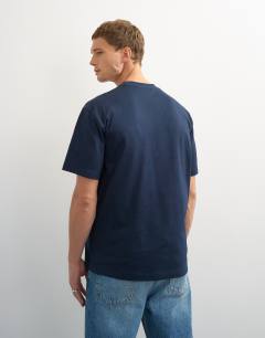 Model wearing Relaxed fit t-shirt in navy