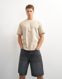 Model wearing Relaxed fit t-shirt in stone