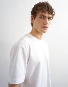 Model wearing Relaxed fit t-shirt in white