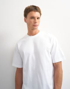 Model wearing Relaxed fit t-shirt in white