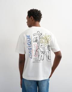 Model wearing Relaxed fit t-shirt with magique front and back embroidery in ecru