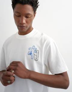Model wearing Relaxed fit t-shirt with magique front and back embroidery in ecru