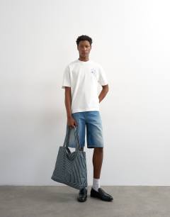 Model wearing Relaxed fit t-shirt with magique front and back embroidery in ecru