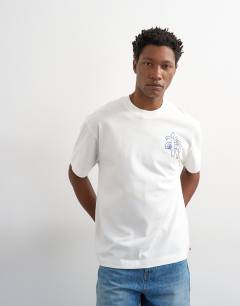 Model wearing Relaxed fit t-shirt with magique front and back embroidery in ecru