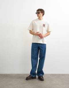 Model wearing Relaxed fit t-shirt with Manhattan embroidery in ecru
