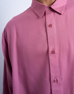 Model wearing Relaxed fit viscose twill shirt in mauve