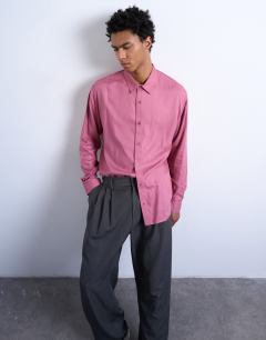 Model wearing Relaxed fit viscose twill shirt in mauve