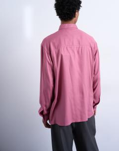 Model wearing Relaxed fit viscose twill shirt in mauve