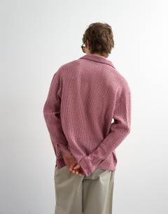 Model wearing Relaxed fit woven mesh shirt in washed pink