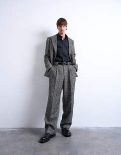 Model wearing Relaxed herringbone wool blazer in black