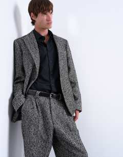 Model wearing Relaxed herringbone wool blazer in black