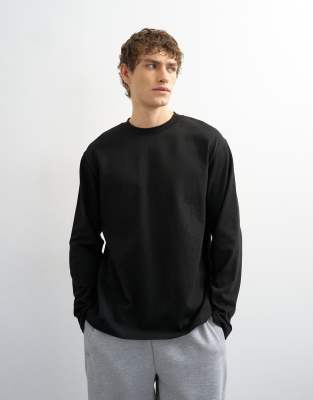 Relaxed long sleeve tee in black