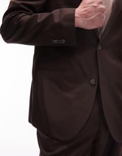 Model wearing Relaxed suit jacket in brown