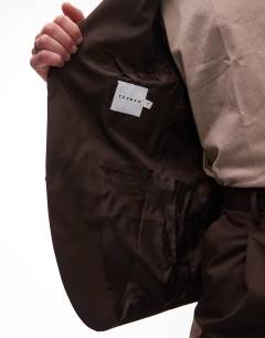 Model wearing Relaxed suit jacket in brown