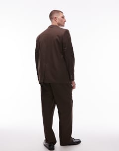 Model wearing Relaxed suit jacket in brown