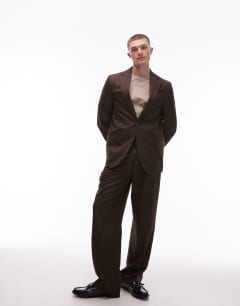 Model wearing Relaxed suit jacket in brown