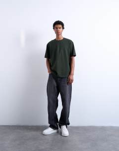 Model wearing Relaxed t-shirt in dark green 
