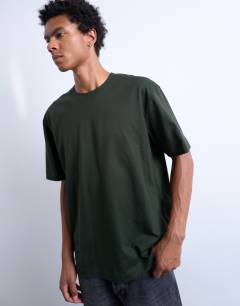 Model wearing Relaxed t-shirt in dark green 