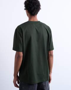 Model wearing Relaxed t-shirt in dark green 
