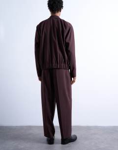 Model wearing Relaxed tapered trousers in burgundy