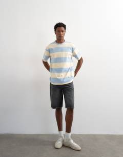 Model wearing Rigid baggy denim short in washed black