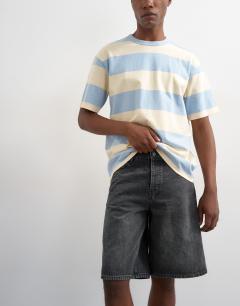 Model wearing Rigid baggy denim short in washed black