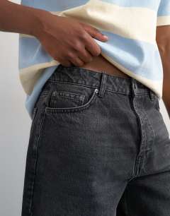 Model wearing Rigid baggy denim short in washed black
