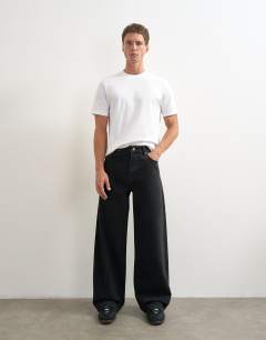 Model wearing Rigid baggy fit jean in black