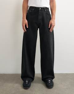 Model wearing Rigid baggy fit jean in black