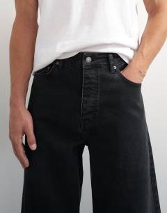 Model wearing Rigid baggy fit jean in black