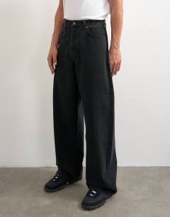 Model wearing Rigid baggy fit jean in black