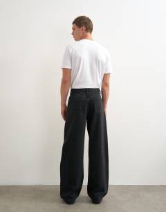 Model wearing Rigid baggy fit jean in black