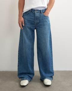 Model wearing Rigid baggy fit jean in mid wash