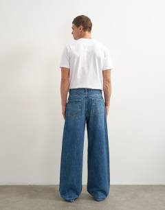 Model wearing Rigid baggy fit jean in mid wash