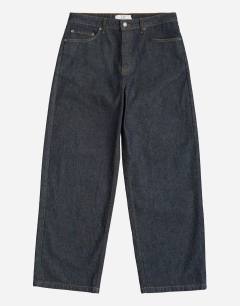 Model wearing Rigid baggy fit jean in raw