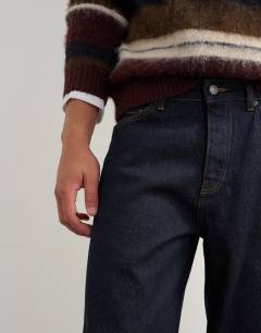 Model wearing Rigid baggy fit jean in rinse wash