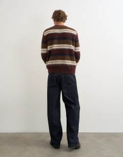 Model wearing Rigid baggy fit jean in rinse wash