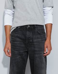 Model wearing Rigid baggy fit jean in washed black