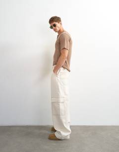 Model wearing Rigid baggy fit jean with side pockets in natural
