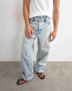 Model wearing Rigid baggy fit jean with turn-up in light wash