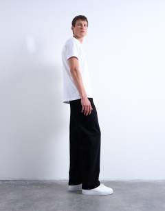 Model wearing Rigid baggy jean in black