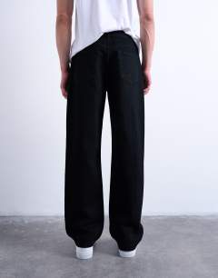 Model wearing Rigid baggy jean in black
