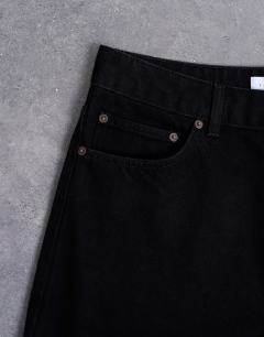 Model wearing Rigid baggy jean in black